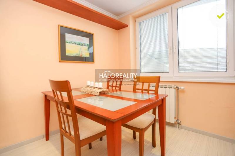 Esszimmer in einer 2-Zimmer-Wohnung mit Holztisch und Stühlen, Bild an der Wand.