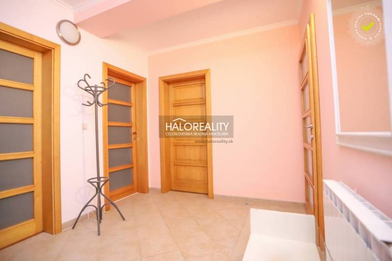 Holztüren und Garderobe im Flur einer 2-Zimmer-Wohnung.