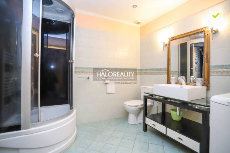 Badezimmer mit Dusche und Waschbecken in einer 2-Zimmer-Wohnung.