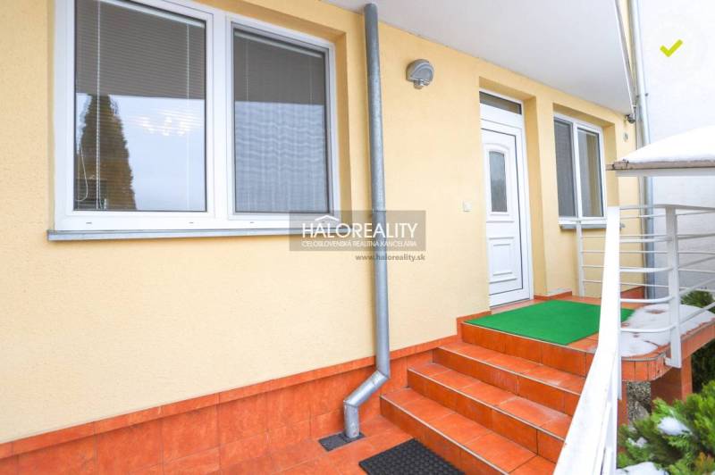 Eingang mit roten Fliesen in eine 2-Zimmer-Wohnung in Považská Bystrica.