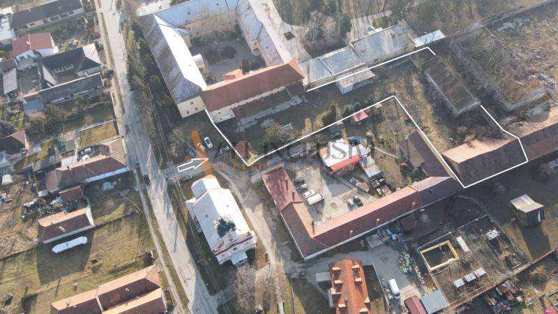 Luftaufnahme der Produktionsstätten in der Hauptstraße in Kovarce.