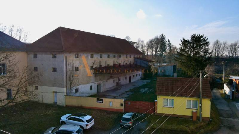 Produktionsräume in Kovarce in der Hauptstraße, mit geräumigem Hof und Grünflächen.