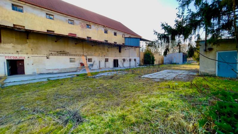 Produktionsräume in der Hauptstraße in der Stadt Kovarce mit Außenanbauten.