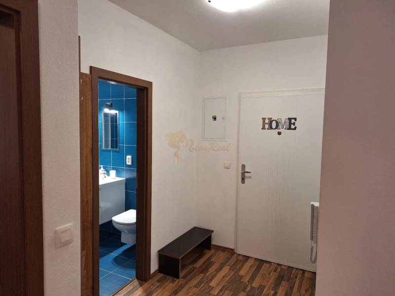 Der Flur in einer 2-Zimmer-Wohnung mit Blick ins Badezimmer.