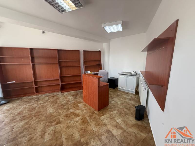 Büros mit Regalen, Tresen und Schrank mit Spüle.