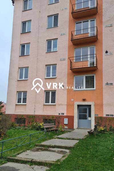 Gebäude in der Mudroňova-Straße, Košice - Stadtteil Juh, mit Eingang und Bank.