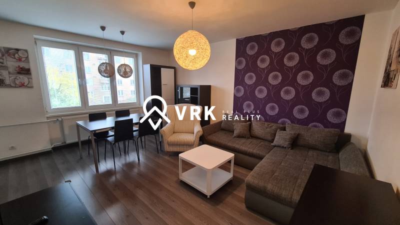 Elegantes Wohnzimmer in einer 2-Zimmer-Wohnung mit moderner Dekoration und bequemen Sitzgelegenheiten.