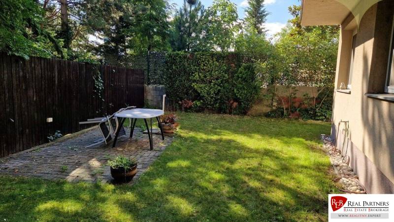Der Garten eines Einfamilienhauses mit Terrasse in der Mozartstraße in Bratislava - Altstadt.