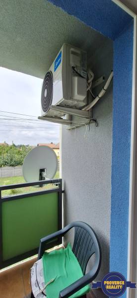 Balkon einer 3-Zimmer-Wohnung mit Klimaanlage und Satellit, Blick in den Garten.