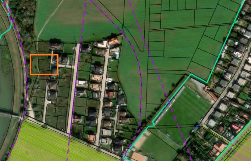 Luftaufnahme von Wohnbaugrundstücken in Moravany nad Váhom in der Weststraße.