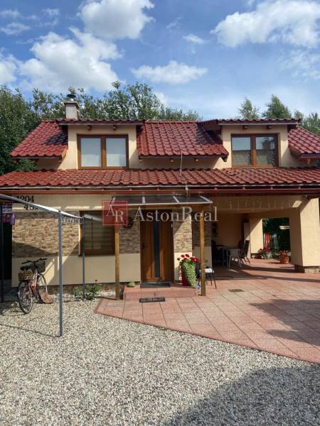 Ein Einfamilienhaus in Liptovská Ondrašová in Liptovský Mikuláš mit einem roten Dach und einem Gartenpavillon.
