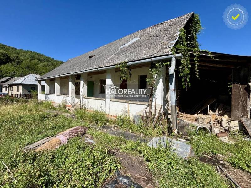 Ein älteres Einfamilienhaus mit Garten in Turčok, umgeben von Grün und Natur.
