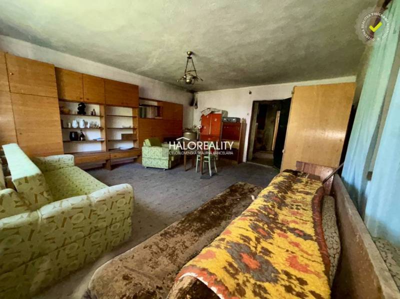 Wohnzimmer in einem Einfamilienhaus mit antiken Möbeln und Sofas.