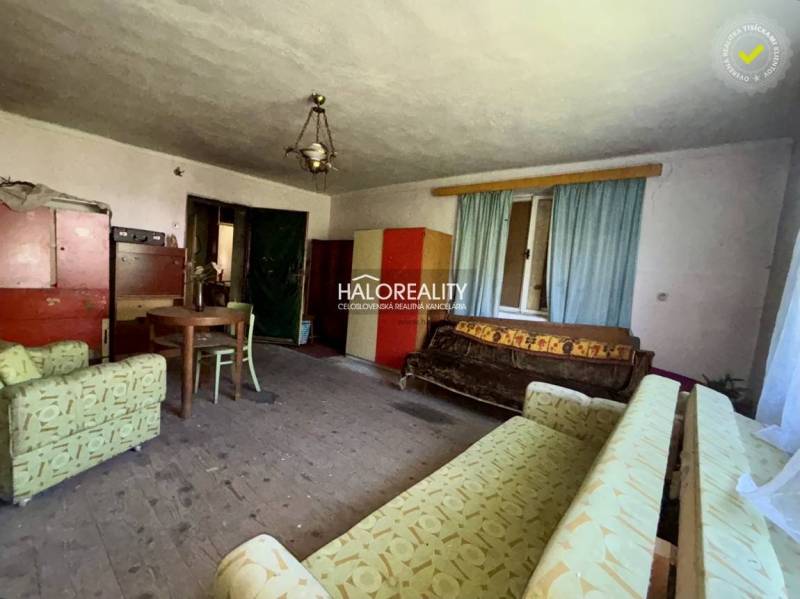 Innenraum eines Einfamilienhauses mit Retro-Möbeln, hellen Wänden und Holzboden.