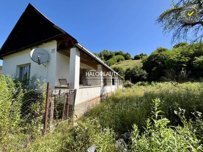Ein Einfamilienhaus in Turčok, umgeben von Grün und Natur, mit einer Parabolantenne an der Seite.