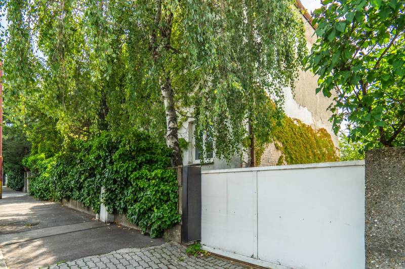 Ein Blick auf ein von Grün umgebenes Haus in der Brnianska-Straße in Bratislava - Altstadt.