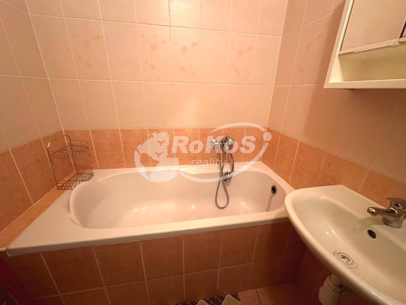 Badezimmer mit Duschwanne und Waschbecken in einer 3-Zimmer-Wohnung.