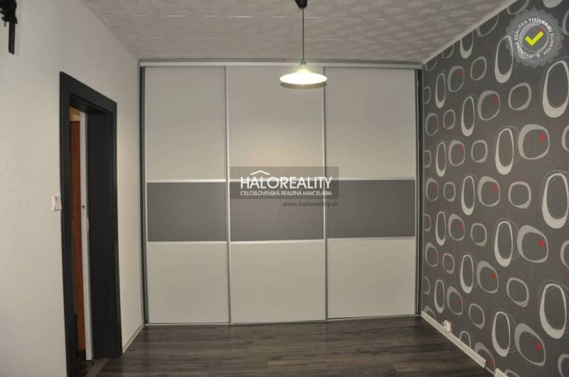 Wanddekoration in einer 3-Zimmer-Wohnung mit Schriftzug und Besteck, schafft eine kreative Atmosphäre.