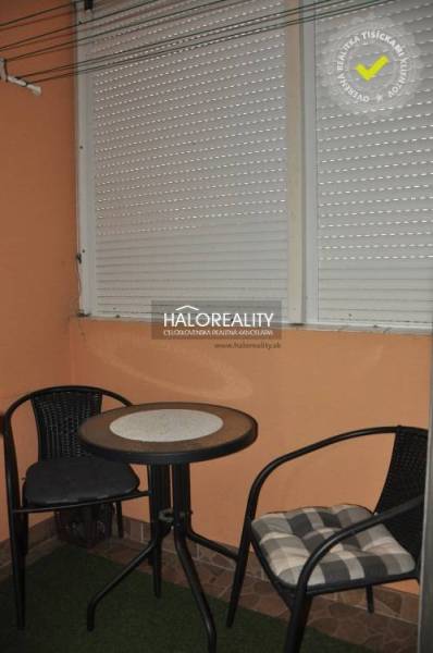 Küche in einer 3-Zimmer-Wohnung mit moderner Ausstattung, weißen Möbeln und dunklem Boden.