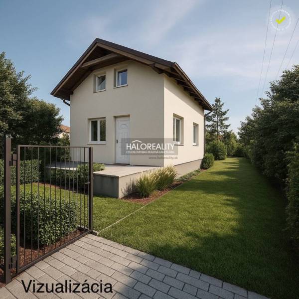 Eine Hütte in Vinosady mit Garten, Rasen und Tor, umgeben von Grün.