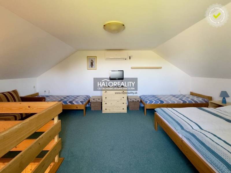 Dachzimmer in einem Einfamilienhaus mit drei Betten und Klimaanlage.