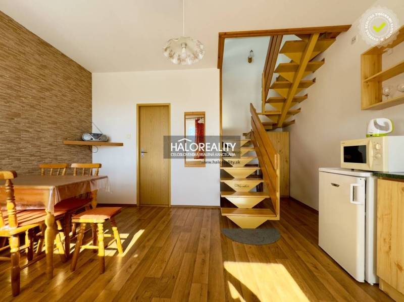Esszimmer mit Holzmöbeln und Treppe in einem Einfamilienhaus.