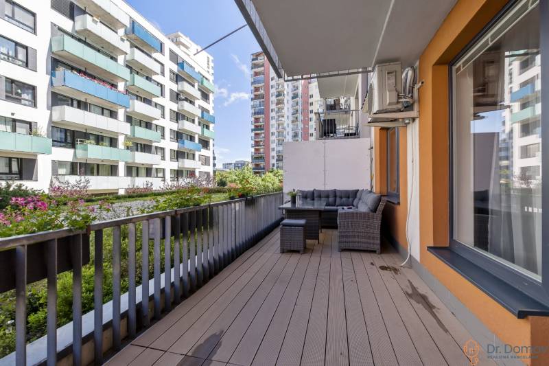 Der Balkon einer 2-Zimmer-Wohnung in der Jégého-Straße in Bratislava - Ružinov mit einer Außensitzgelegenheit.