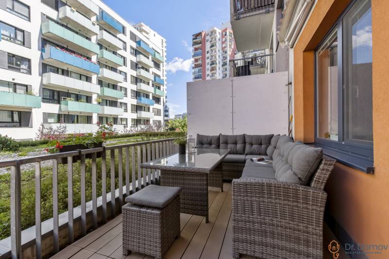 Ein Balkon mit Sitzgelegenheit in einer 2-Zimmer-Wohnung mit Blick auf die Wohnhäuser in Bratislava, im Stadtteil Ružinov.
