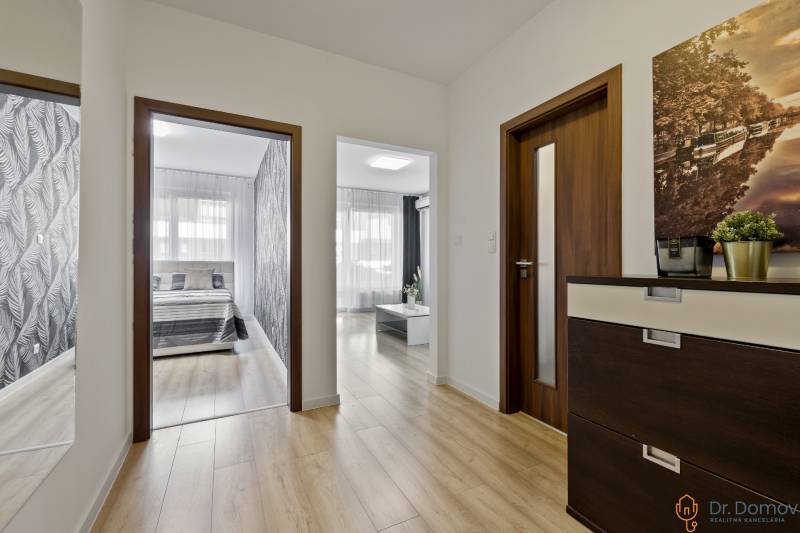 Innenraum einer 2-Zimmer-Wohnung mit Flur und Blick ins Schlafzimmer und Wohnzimmer.