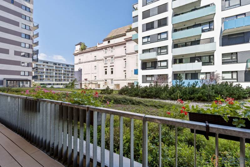 Blick vom Balkon mit Blumen auf die Gebäude in der Jégého-Straße in Bratislava.