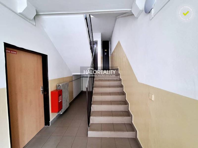 Treppenhaus in einem Wohnhaus, Metallgeländer, Feuerschutzschrank. Zugang zu einer 3-Zimmer-Wohnung, Prievidza.