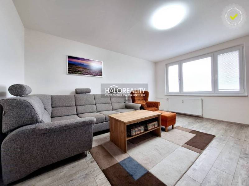 Helles Wohnzimmer mit Sofa und Tisch in einer 3-Zimmer-Wohnung.