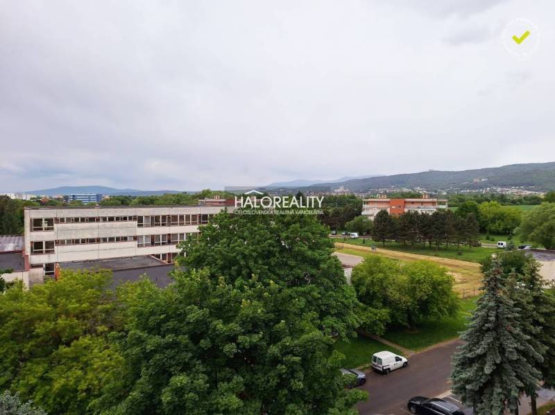 Aussicht aus einer 3-Zimmer-Wohnung in Prievidza auf Grünflächen und Gebäude.