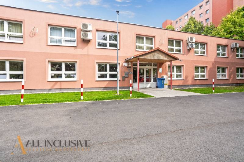 Ein einstöckiges Bürogebäude in der Jilemnického-Straße in Dunajská Streda mit Parkplätzen.
