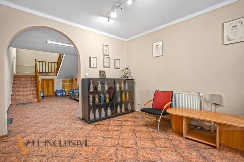 Büros mit Schauvitrine, Entspannungsbereich und Treppe.