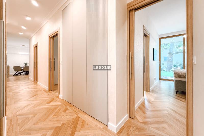 Der Flur in der 4-Zimmer-Wohnung mit Holzboden und Blick in das Zimmer.