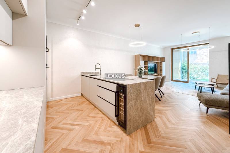 Wohnzimmer und Küche mit Insel in einer 4-Zimmer-Wohnung und Holzböden.
