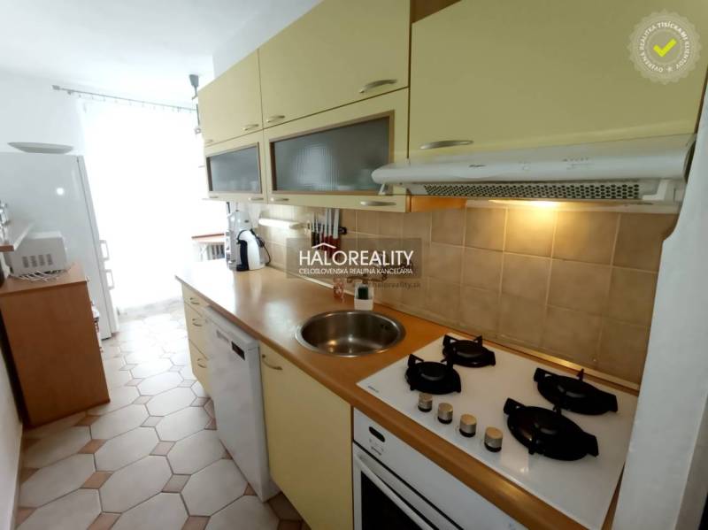 Küche in einer 3-Zimmer-Wohnung mit Herd und Geschirrspüler.