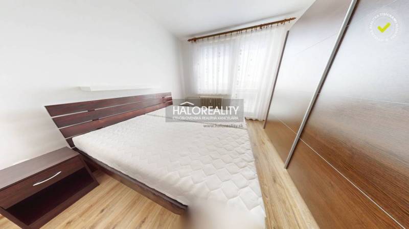 Schlafzimmer in einer 3-Zimmer-Wohnung mit Einbauschrank und großem Fenster.