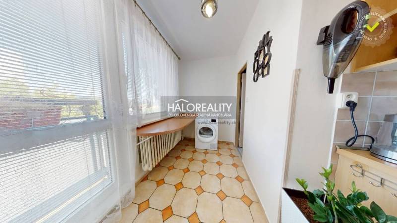 Helle Loggia mit Waschmaschine und Aussicht in einer 3-Zimmer-Wohnung.
