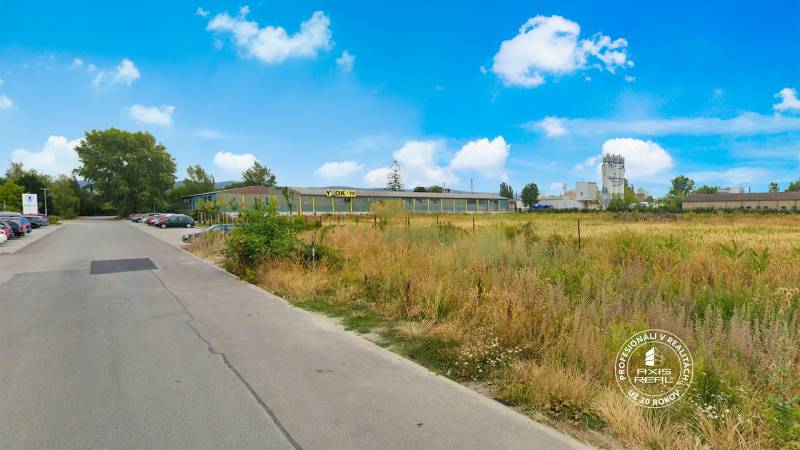 Grundstücke - Gewerbe in Piešťany in der Priemyselna-Straße mit Gebäuden und Parkplatz.