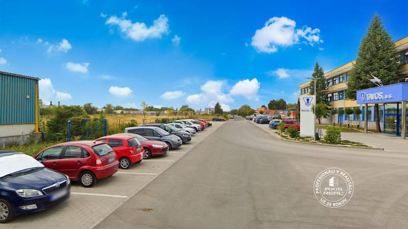Parkplatz mit Autos in der Priemyselna-Straße in Piešťany beim TAVOS-Gebäude, Grundstücke - Gewerbe.