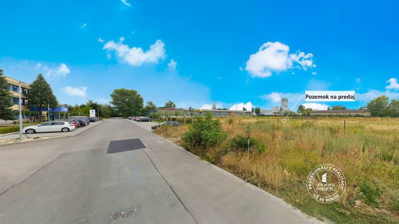 Straße mit Autos und Grundstück zu verkaufen in der Priemyselna-Straße in Piešťany.