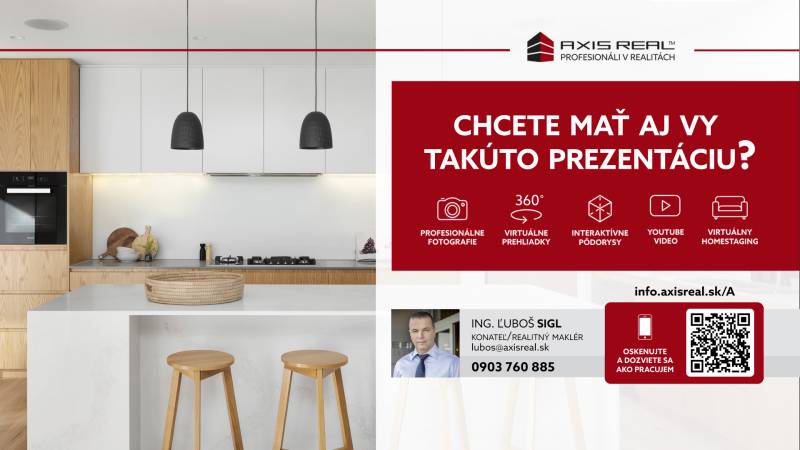 Eine Küche mit Holzelementen und weißen Schränken. Grundstücke - kommerzielles Interieur mit modernen Elementen.