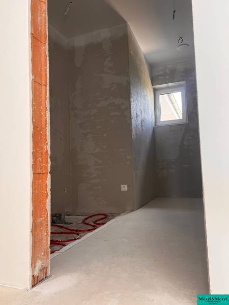 Bauzimmer in einem Einfamilienhaus mit Fenster, Wände zur Fertigstellung vorbereitet.