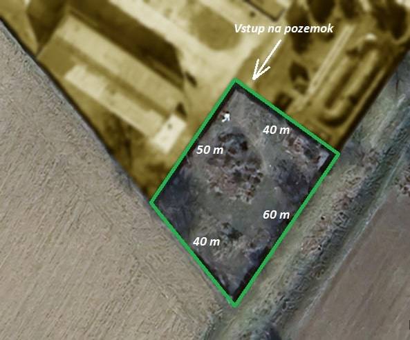 Luftaufnahme von Gewerbegrundstücken in Trenčianske Bohuslavice mit markierten Abmessungen und Eingang.