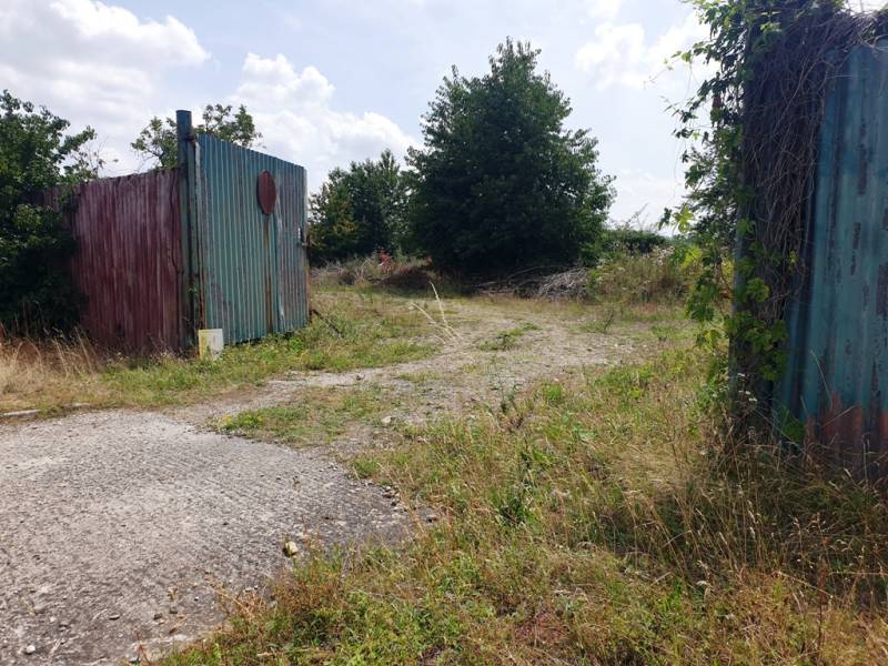 Eingangstor und überwuchertes Grundstück in Trenčianske Bohuslavice, geeignet für Grundstücke - kommerziell.