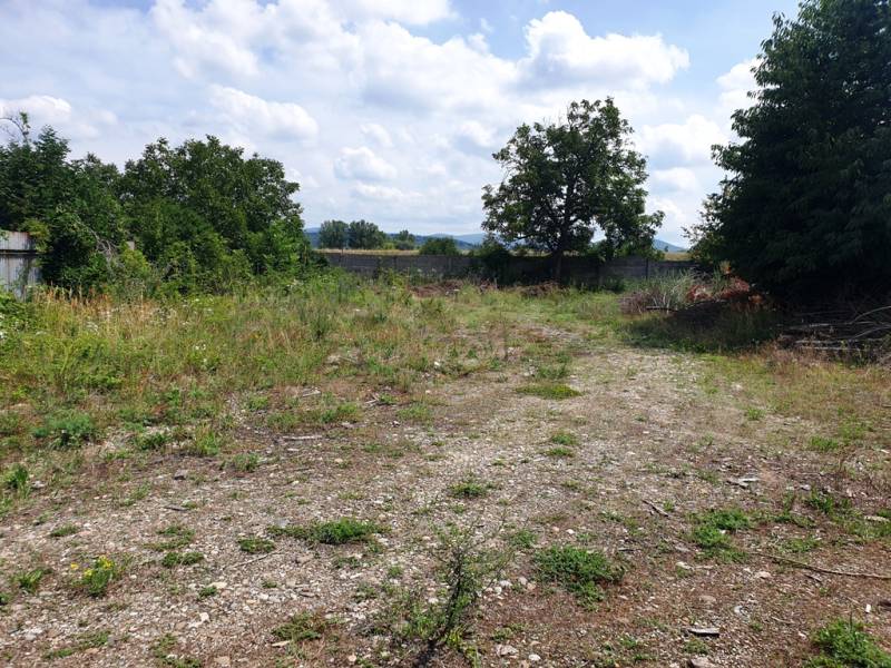 Grundstück in Trenčianske Bohuslavice mit Büschen und Bäumen im Hintergrund. Grundstücke - Gewerbe.