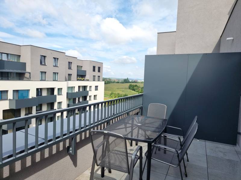 Der Balkon einer 3-Zimmer-Wohnung in der Pieskova-Straße in Nitra mit Blick auf die umliegende Landschaft.