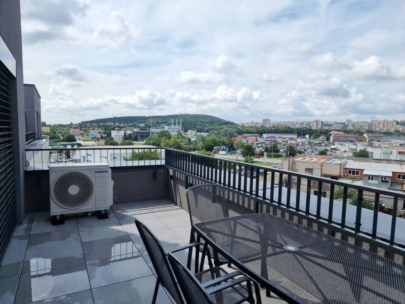 Blick von der Terrasse einer 3-Zimmer-Wohnung in der Pieskova-Straße in Nitra mit Stadtpanorama.